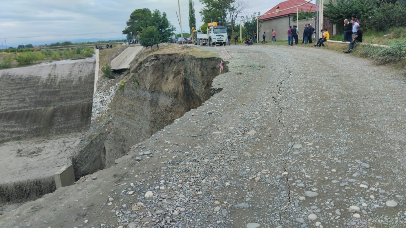 Qudyalçaya gələn güclü sel kənd yolunu uçurdu - FOTO